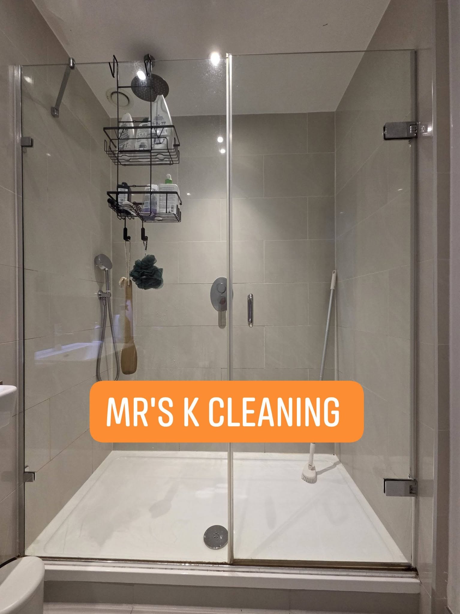 Clean shower enclosure with organised storage